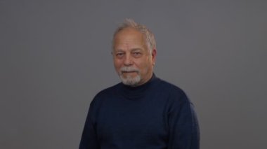 Gri stüdyo geçmişi olan tatminsiz yaşlı bir adam.