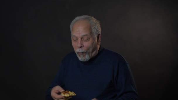 Viejo Comiendo Pizza Sobre Fondo Gris Estudio — Vídeo de stock