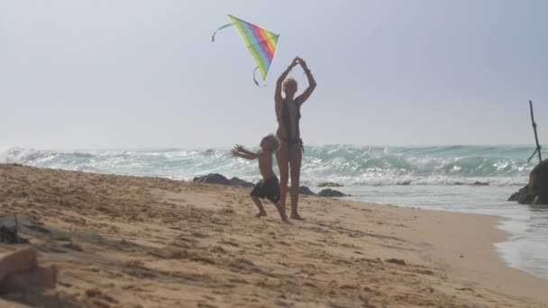 Mother Daughter Fly Kite — Stock Video