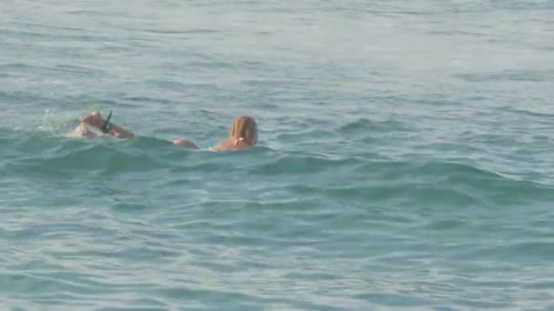 Menina Europeia Surfar Ondas Mar — Vídeo de Stock