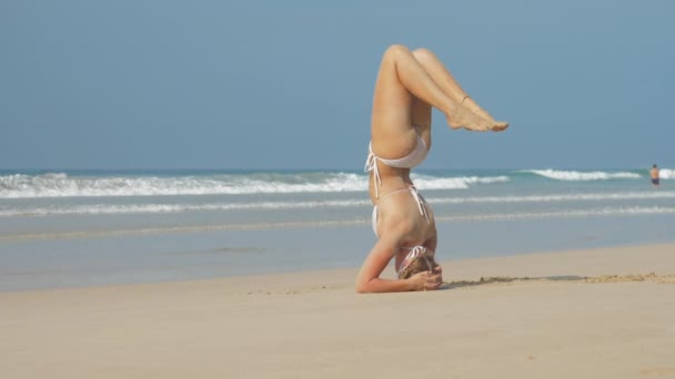 Européen Fille Pratique Yoga Sur Côte Mer — Video