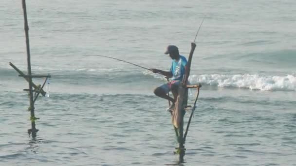 Vieil Homme Pêche Sur Côte Mer — Video