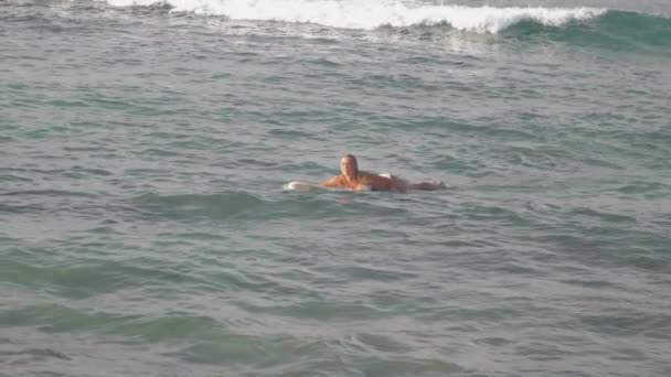 Chica Europea Surf Las Olas Del Mar — Vídeos de Stock