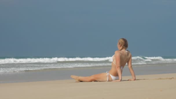 欧洲女孩在海滨练习瑜伽 — 图库视频影像