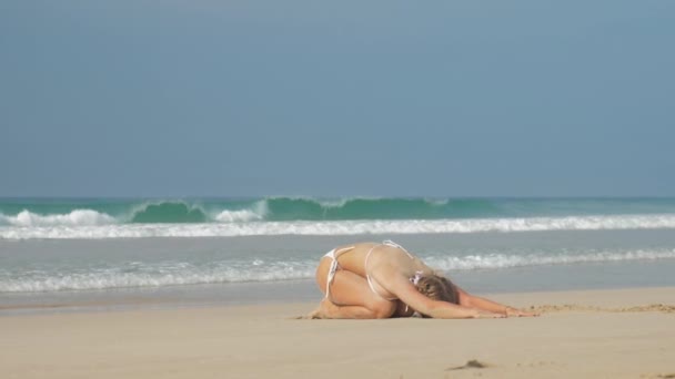 Chica Europea Practica Yoga Costa Del Mar — Vídeo de stock