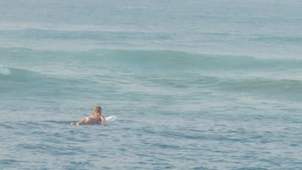 Chica Europea Surf Las Olas Del Mar — Vídeo de stock