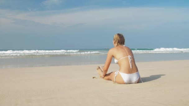 Ragazza Europea Pratica Yoga Sulla Costa Del Mare — Video Stock