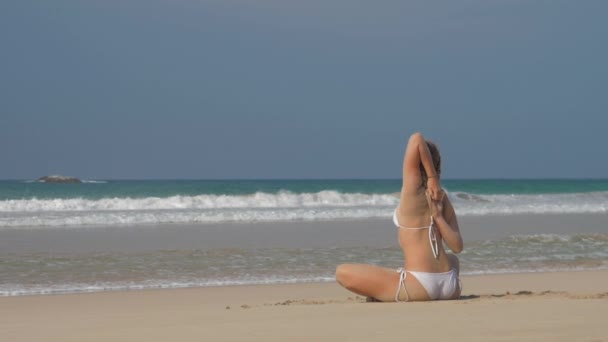 Ragazza Europea Pratica Yoga Sulla Costa Del Mare — Video Stock
