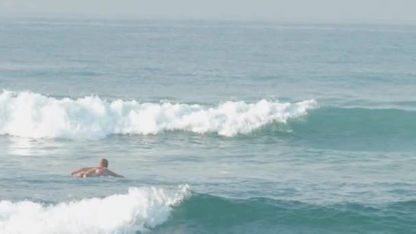 European Girl Surfing Sea Waves — стокове відео