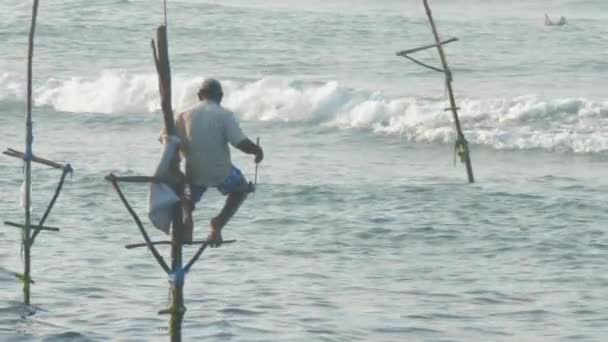 Viejo Pescando Costa Del Mar — Vídeo de stock
