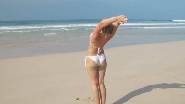 Chica Europea Practica Yoga Costa Del Mar — Vídeos de Stock