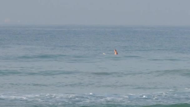 欧洲女孩在海浪上冲浪 — 图库视频影像