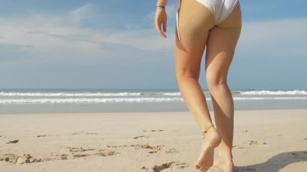 一个人在海滩上走到海上的欧洲姑娘 — 图库视频影像