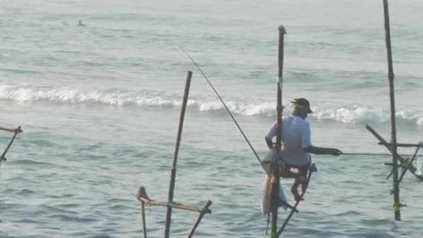 Vieil Homme Pêche Sur Côte Mer — Video