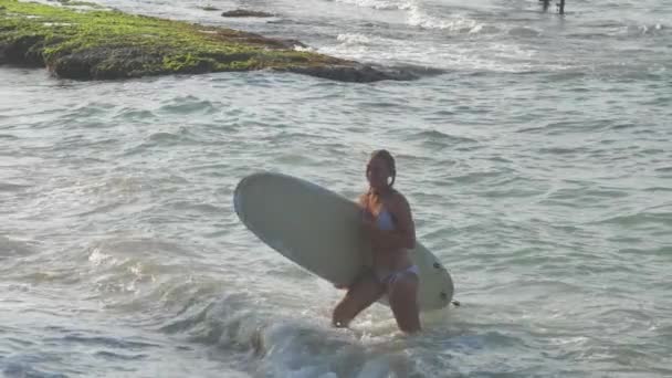 Ευρωπαϊκή Κοπέλα Surfing Στα Κύματα Της Θάλασσας — Αρχείο Βίντεο