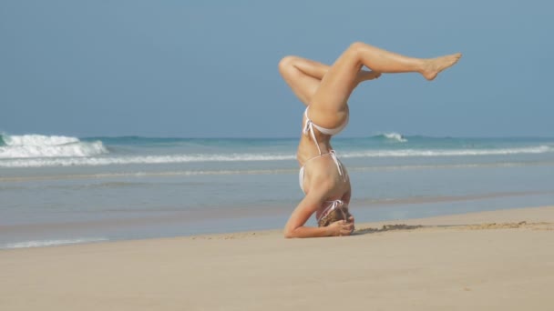 Европейская Девушка Практикует Йогу Морском Побережье — стоковое видео