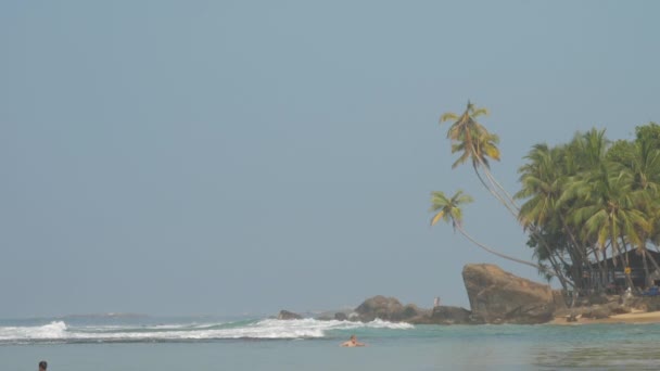 Tropik Tatil Beldesinin Güzel Deniz Kıyıları — Stok video