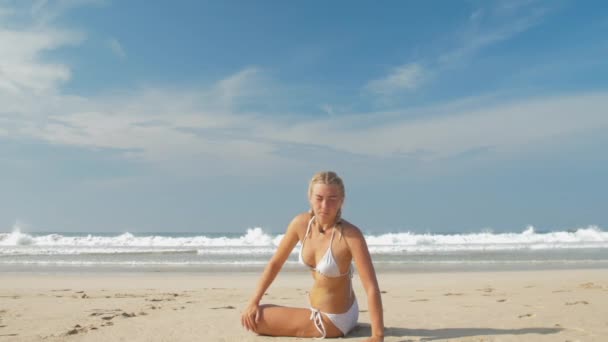European Girl Practice Yoga Sea Coast — стокове відео