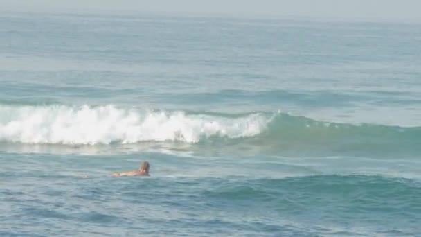 Europees Meisje Surfen Zee Golven — Stockvideo