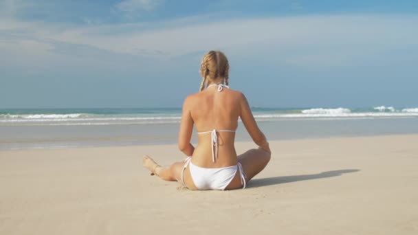 Avrupalı Kız Deniz Kıyısında Yoga Yapıyor — Stok video