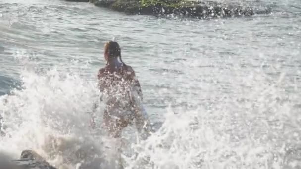 Avrupalı Kız Deniz Dalgalarında Sörf Yapıyor — Stok video