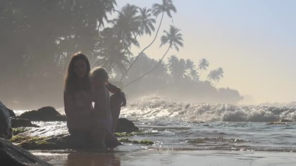 Mãe Filha Brincando Costa Mar — Vídeo de Stock