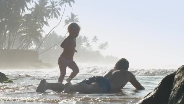 父亲和女儿在海滨玩耍 — 图库视频影像