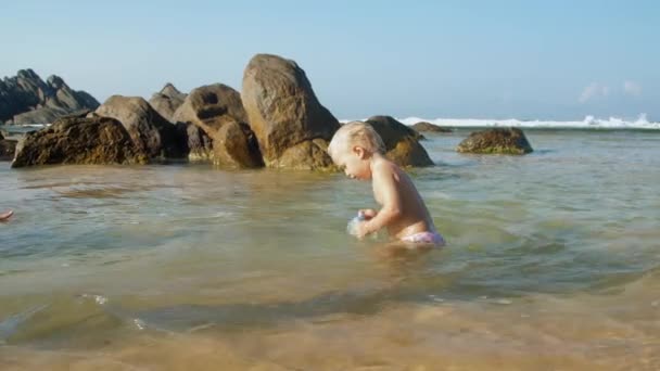 Menina Brincando Costa Mar — Vídeo de Stock