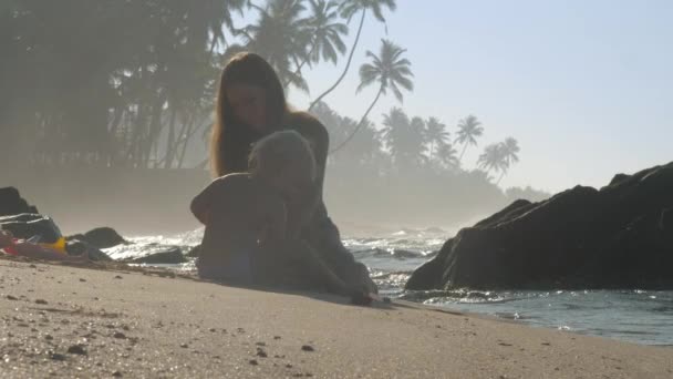 Famille Mère Père Fille Jouant Ensemble Sur Côte Mer — Video