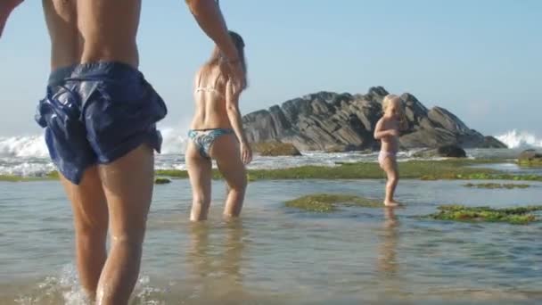 Familie Van Moeder Vader Dochter Die Samen Aan Zee Spelen — Stockvideo