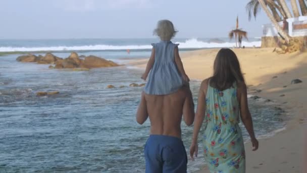 Familia Caminando Por Costa Tropical Del Mar — Vídeo de stock