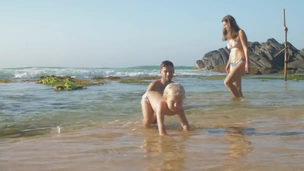 Famille Mère Père Fille Jouant Ensemble Sur Côte Mer — Video