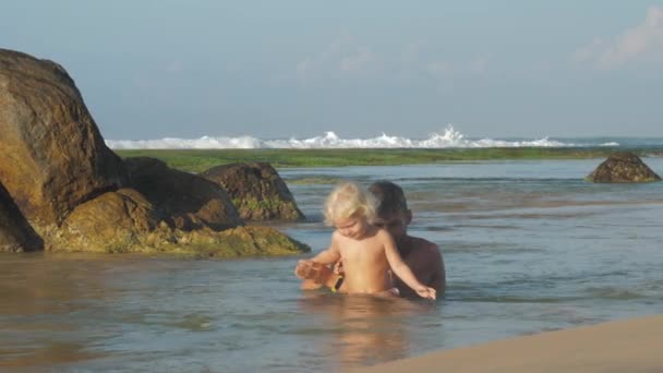 Vader Dochter Spelen Samen Aan Zee — Stockvideo