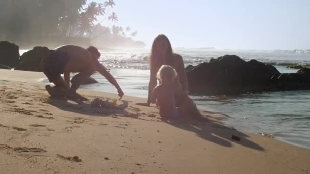 Famiglia Madre Padre Figlia Che Giocano Insieme Sulla Costa Del — Video Stock