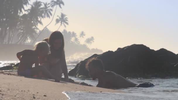 Famille Mère Père Fille Jouant Ensemble Sur Côte Mer — Video