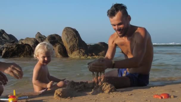 Familie Van Moeder Vader Dochter Die Samen Aan Zee Spelen — Stockvideo