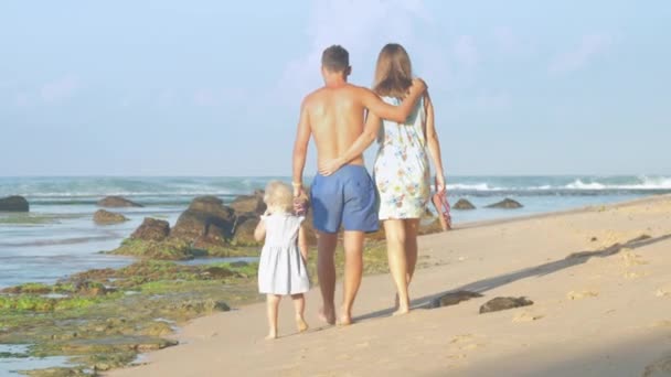 Passeggiate Famiglia Sulla Costa Tropicale Del Mare — Video Stock