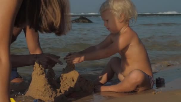 Rodzina Matki Ojca Córki Bawiących Się Razem Wybrzeżu Morza — Wideo stockowe
