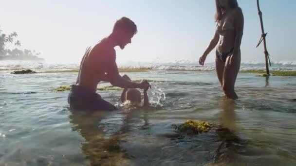 Famille Mère Père Fille Jouant Ensemble Sur Côte Mer — Video