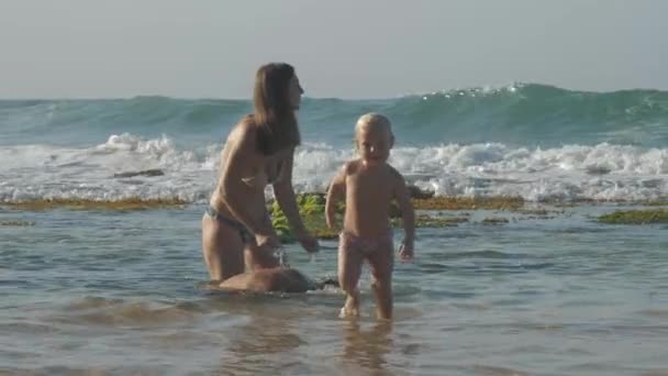 海沿岸で遊ぶ母娘の家族 — ストック動画