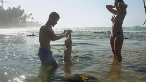 Família Mãe Pai Filha Brincando Juntos Costa Mar — Vídeo de Stock