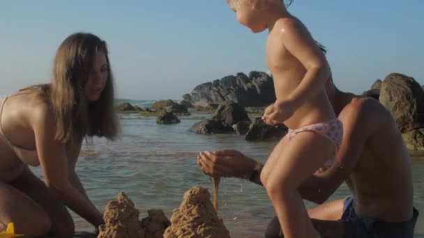 Familie Van Moeder Vader Dochter Die Samen Aan Zee Spelen — Stockvideo