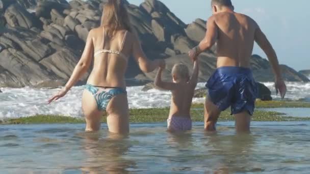 Famiglia Madre Padre Figlia Che Giocano Insieme Sulla Costa Del — Video Stock