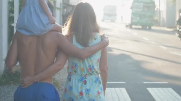 Promenade Famille Dans Ville Tropicale — Video