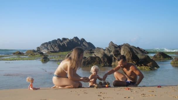 Familie Van Moeder Vader Dochter Die Samen Aan Zee Spelen — Stockvideo