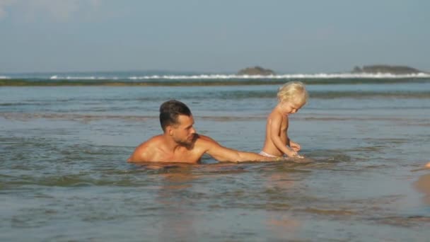 父と娘が海沿岸で遊んでいる — ストック動画