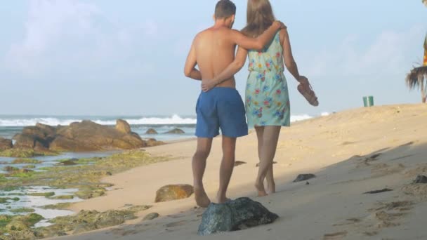 Jovem Casal Caminhando Costa Mar Tropical — Vídeo de Stock