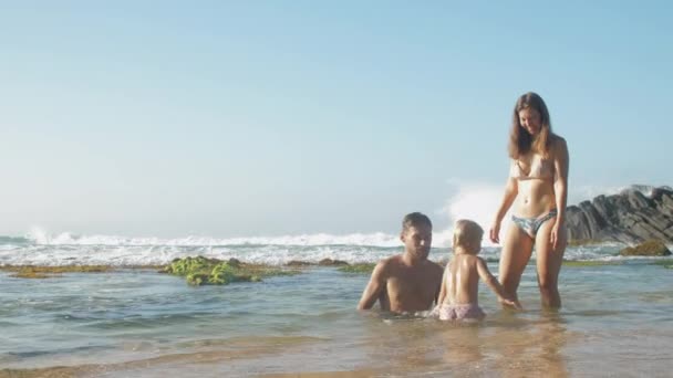 Famille Mère Père Fille Jouant Ensemble Sur Côte Mer — Video