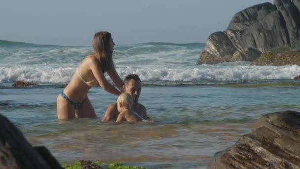 父亲和女儿的家人一起在海滨玩耍 — 图库视频影像