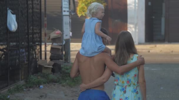 Promenade Famille Dans Ville Tropicale — Video